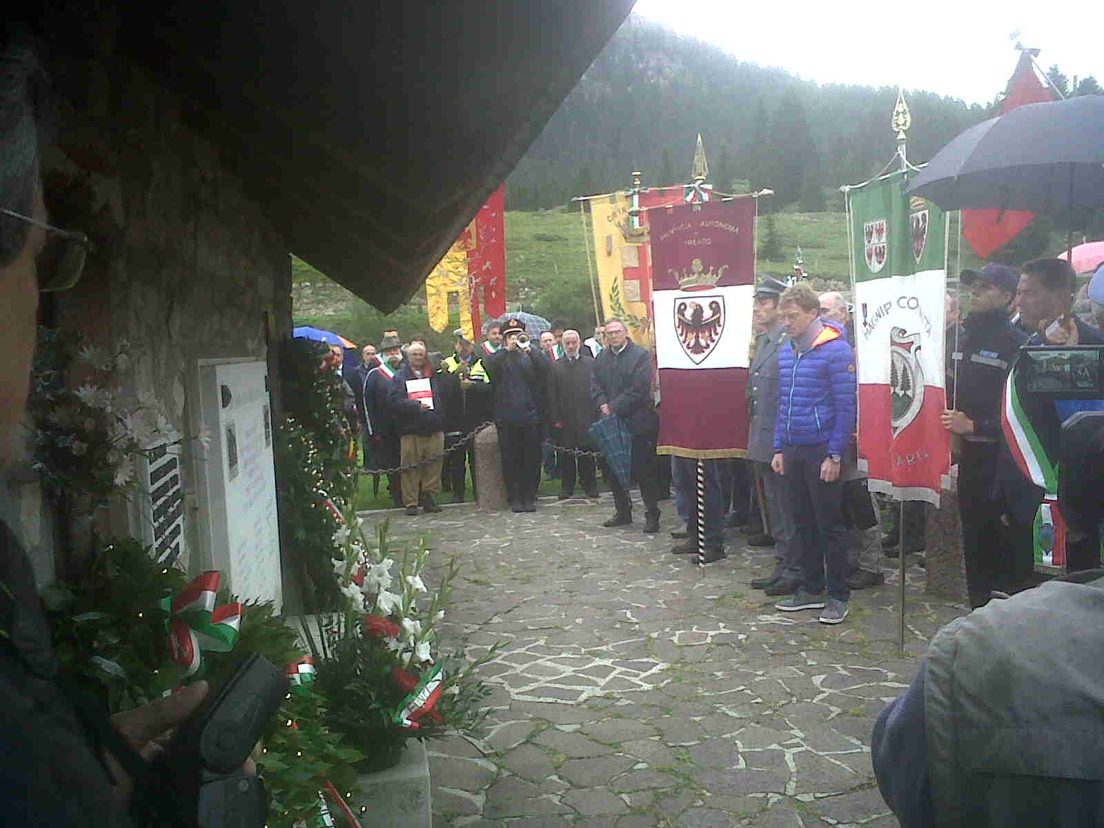 Dorigatti e Olivi durante la posa delle corone d'alloro a Malga Zonta