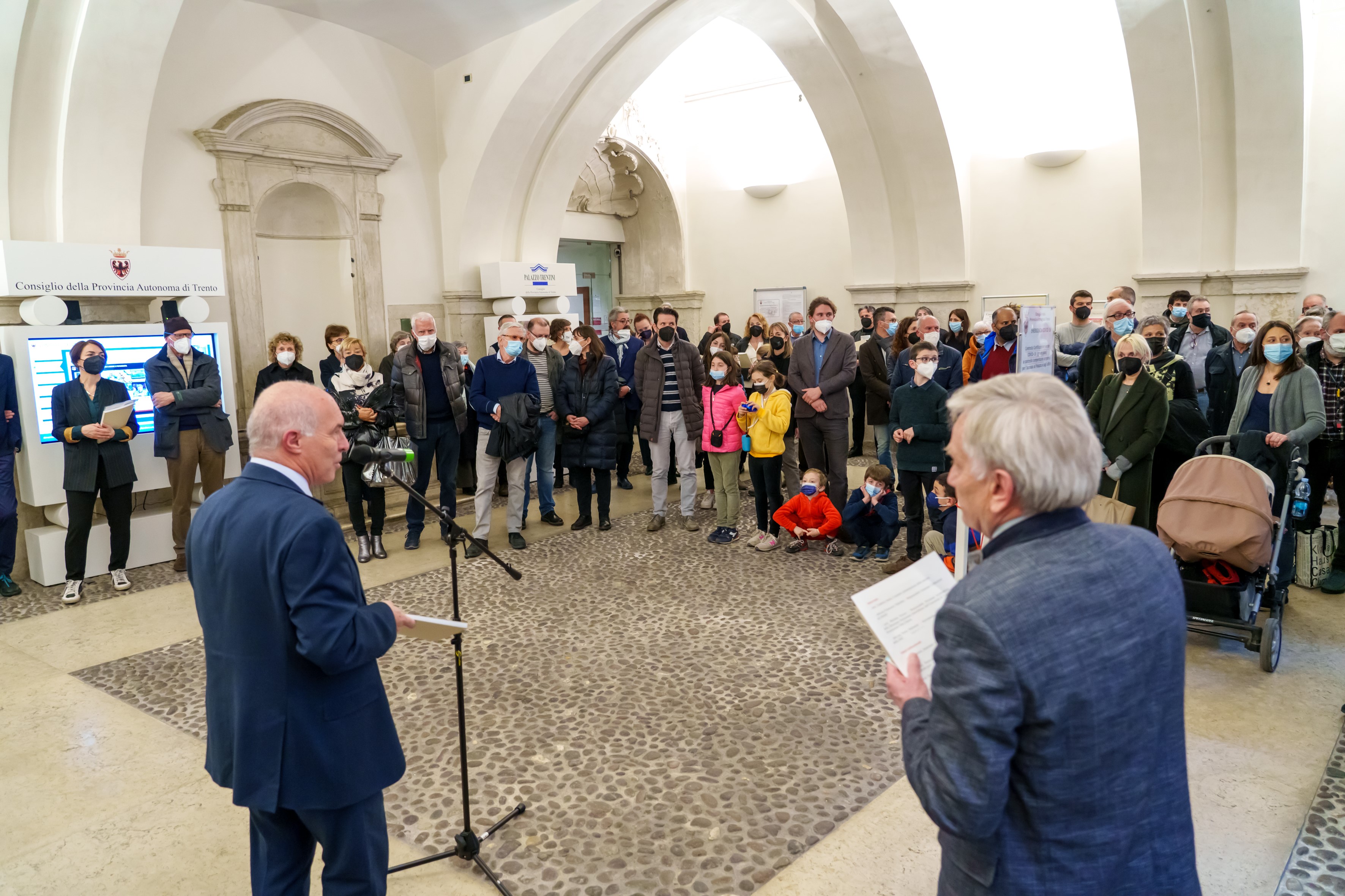 La presentazione nell'atrio di palazzo Trentini